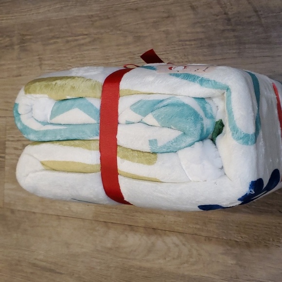 Prewrapped Christmas Throw - Picture 4 of 5